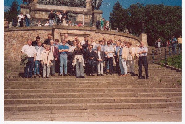 Ausflug 1999 nach Rüdesheim - Gruppenbild am Niederwalddenkmal