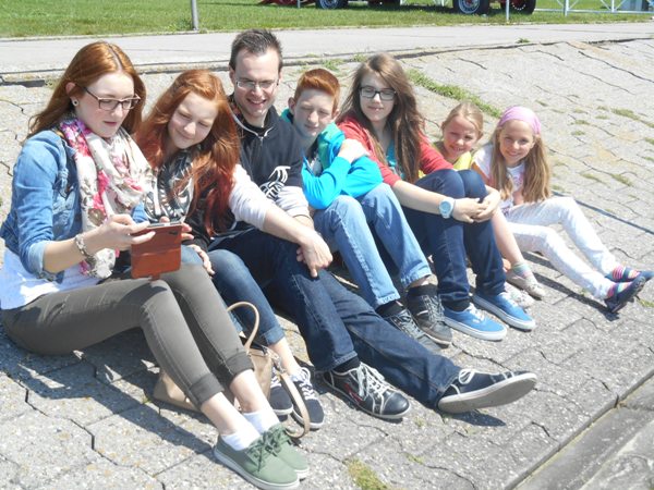 Ausflug 2014 nach Aurich (6) - auch die jungen Teilnehmer genießen die Sonnenstrahlen