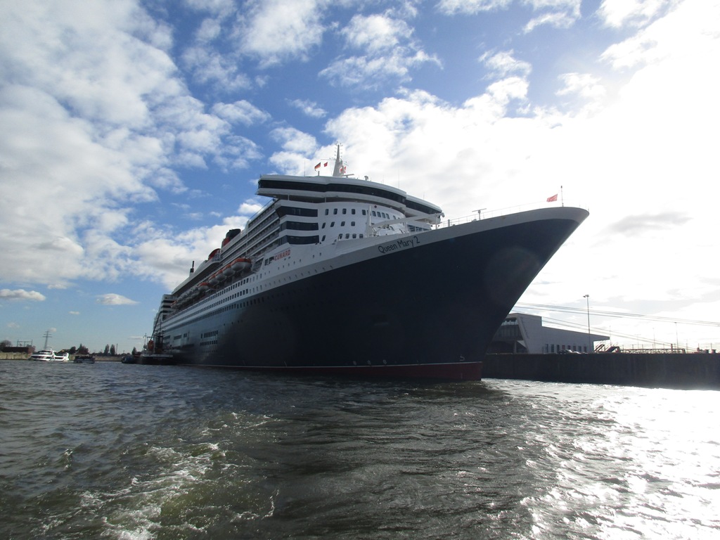 Ausflug 2017 nach Hamburg (11) - Das Highlight der Hafenrundfahrt: die "Queen Mary II"